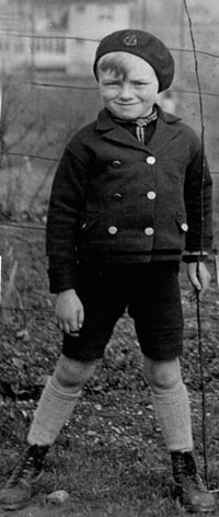 .. mit Stcken versuchte man mich zu erziehen, was den Lehren aber nicht gelang!