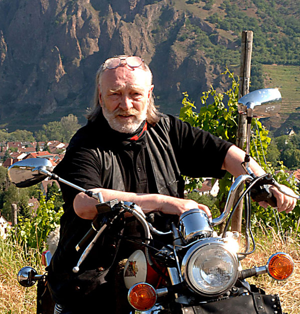 Motorradfahrer und Mundartautor Hombes