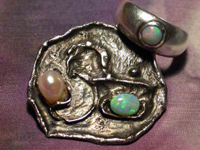 Silberbrosche und Ring mit Perle und Opal