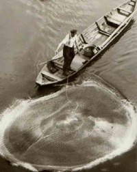 Fischer Karl Wirth beim Netzauswerfen